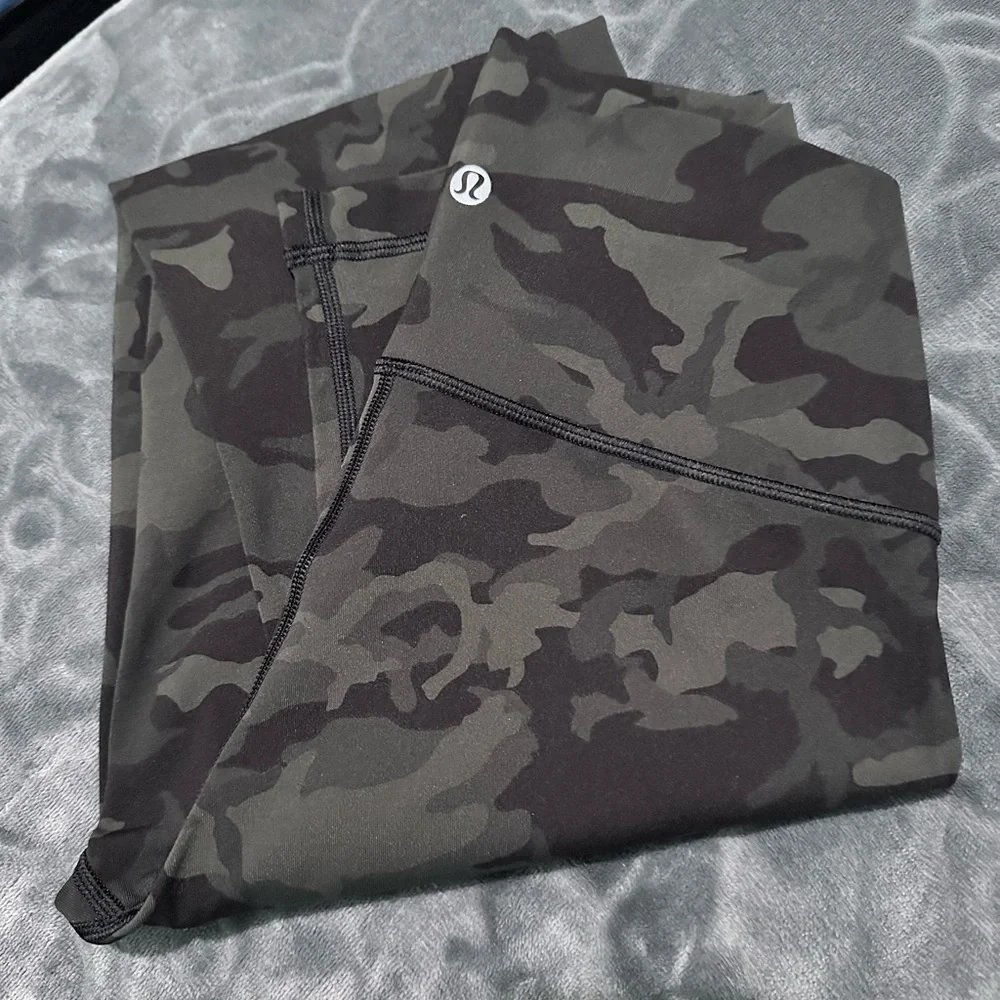 Size 6 Camo Lululemon Align Legging 28" - Picture 8 of 8